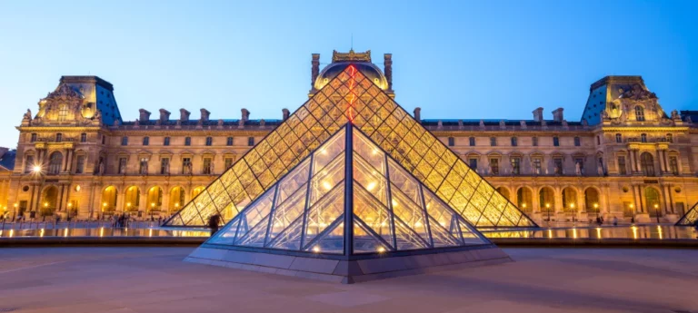 the front of louvre museum 