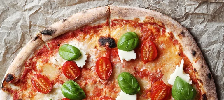 pizza-margarita-served-at-rome.